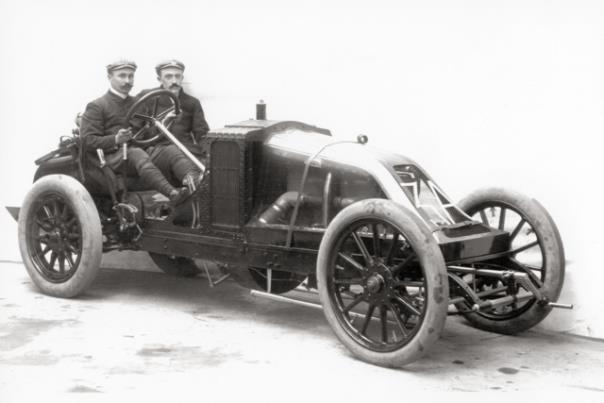 Vier Zylinder, aber 12.986 cm³ Hubraum: Der erste Grand-Prix-Sieger Ferenc Szisz auf Renault. Foto: RDAG/dpp-AutoReporter